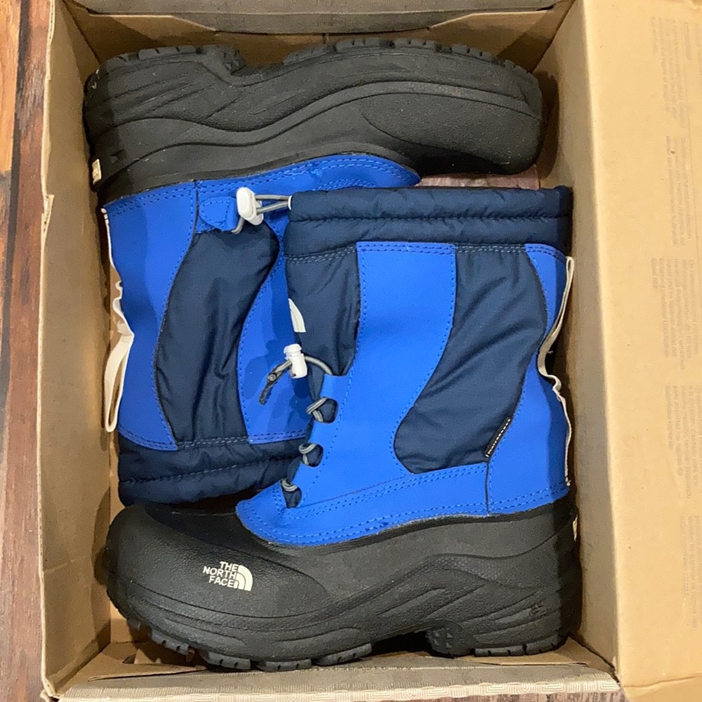 COPY - The North Face waterproof snow boot Size 3 NWT